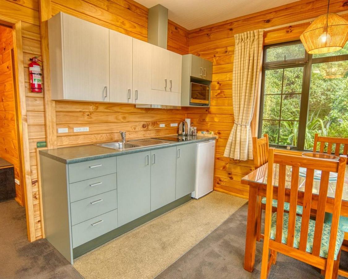 Paparoa Beach Hideaway With Hot Tub Barrytown エクステリア 写真