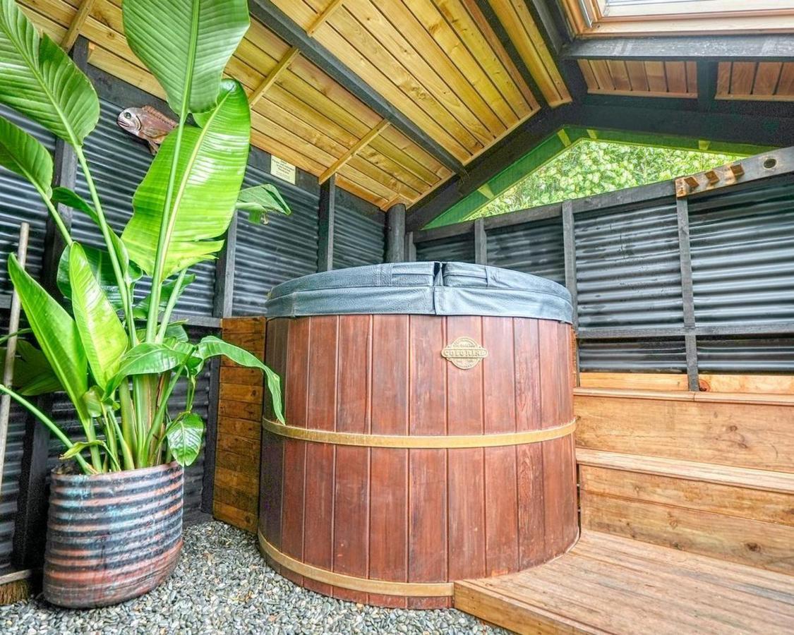 Paparoa Beach Hideaway With Hot Tub Barrytown エクステリア 写真